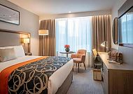 Modernes Hotelzimmer mit stilvollem Design und gemütlicher Atmosphäre