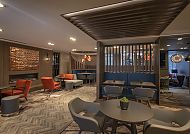 Moderne Hotelbar mit stilvollem Ambiente und gemütlichen Sitzbereichen