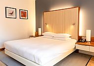 Modernes Hotelzimmer im Hilton London, elegant und einladend