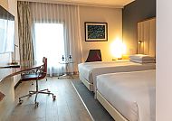 Modernes Hotelzimmer mit zwei Betten und stilvollem Interieur