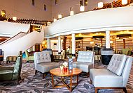 Elegante Lobby im Hilton London, stilvolle Sitzgelegenheiten