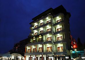 Beleuchtetes Hotelgebäude bei Nacht, Beleuchtetes Hotelgebäude bei Nacht, Albanien 2026.