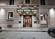 Außenansicht des Hotels Nord Nuova Roma bei Nacht