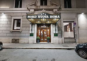 Außenansicht des Hotels Nord Nuova Roma bei Nacht