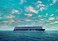 Mein Schiff Relax, Außenaufnahme, Kreuzfahrtschiff 'Mein Schiff Relax' auf offener See unter blauem Himmel., Kreuzfahrtschiff 'Mein Schiff Relax' auf offenem Meer unter blauem Himmel.