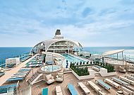 Mein Schiff Relax, Außenaufnahme, Außenpoolbereich der Mein Schiff Relax auf hoher See., Außenpool der 'Mein Schiff Relax' mit Blick auf das offene Meer.