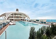 Mein Schiff Relax, Außenpool, Außenpool auf der 'Mein Schiff Relax' mit Blick aufs Meer., Außenpool der 'Mein Schiff Relax' unter blauem Himmel.