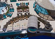 Mistral Deck, Outdoor Fasssauna, Entspannungsbereich mit Fasssauna auf dem Mistral Deck der 'Mein Schiff Relax'., Entspannte Atmosphäre auf dem Mistral Deck mit Outdoor-Fasssauna.