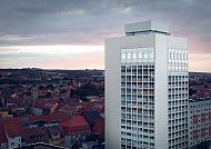 Hotelansicht NYX Hotel Erfurt, NYX Hotel Erfurt vor malerischer Stadtkulisse bei Sonnenuntergang., NYX Hotel Erfurt vor malerischer Stadtkulisse bei Sonnenuntergang.