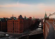 AMERON Hamburg Hotel Speicherstadt bei Sonnenuntergang.