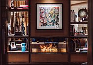 , Gemütliche Hotelbibliothek mit Kunstwerk im AMERON Hamburg.