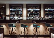 Elegante Hotelbar im AMERON Hamburg Hotel Speicherstadt.