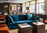 Gemütliche Hotelbibliothek im AMERON Hamburg Hotel Speicherstadt.