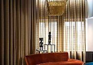 Elegante Hotellobby mit stilvoller Dekoration und warmen Farben.