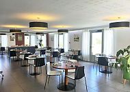 Modernes Restaurant im Hotel Brit Mayenne, stilvoll und einladend