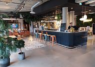 Moderne Hotel-Lobby mit stilvoller Bar und gemütlichem Ambiente