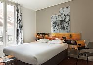 Modernes Hotelzimmer im Le Cardinal, stilvoll und einladend