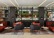 Moderne Hotel-Lounge mit stilvollem Interieur in Hamburg.