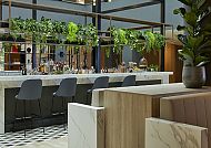 Moderne Bar im Crown Plaza Hamburg mit stilvollem Ambiente.