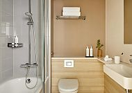 , Modernes Badezimmer im Crown Plaza Hamburg, stilvoll und einladend., Modernes Badezimmer im Crown Plaza Hamburg, stilvoll und einladend.