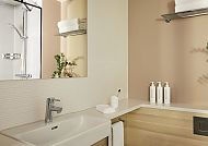 , Modernes Badezimmer im Crown Plaza Hamburg, stilvoll und elegant.