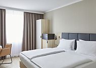 , Modernes Hotelzimmer im Crown Plaza Hamburg, stilvoll und einladend., Modernes Hotelzimmer im Crowne Plaza Hamburg.