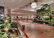 Eleganter Eingangsbereich des Grand Elysée Hotels in Hamburg.