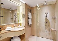 Elegantes Badezimmer im Grand Elysée Hotel, Hamburg.