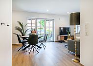 , Helles, modernes Wohnzimmer im Apartmenthaus in Greetsiel., Moderne, helle Wohnung mit stilvoller Einrichtung in Greetsiel.