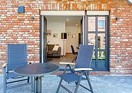 , Terrasse Feerjenkoje: Gemütliche Sitzgelegenheit in Greetsiel., Terrasse Feerjenkoje, gemütliche Sitzgelegenheit im Apartmenthotel.