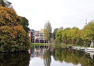 Amrâth Hotel Alkmaar-Außenansicht, Amrâth Hotel Alkmaar am ruhigen Wasser mit herbstlichen Bäumen., Amrâth Hotel Alkmaar und herbstliche Landschaft am Wasser.