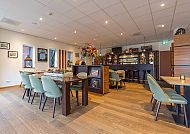 Amrâth Hotel Alkmaar-Lobby, Moderne Lobby im Amrâth Hotel Alkmaar mit stilvollem Interieur., Moderne Lobby im Amrâth Hotel Alkmaar mit gemütlicher Atmosphäre.