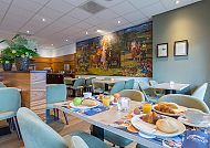 Amrâth Hotel Alkmaar-Frühstück, Gemütliches Frühstück im Amrâth Hotel Alkmaar mit Wandgemälde., Gemütliches Frühstück im Amrâth Hotel Alkmaar.