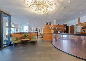 Amrâth Hotel Alkmaar-Rezeption, Elegante Rezeption im Amrâth Hotel Alkmaar mit stilvollem Interieur., Moderne Rezeption im Amrâth Hotel Alkmaar mit stilvollem Design.