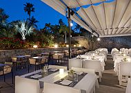 Elegante Terrasse im Hotel Gran Canaria Princess bei Abenddämmerung