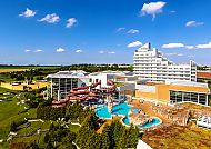 Aussenansicht, Wyndham Hotel Stralsund HanseDom mit Pool und Rutschen im Freien., Wyndham Hotel Stralsund HanseDom mit Pool und Rutschenanlage.