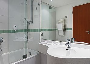 Zimmerbeispiel Bad, Modernes, elegantes Badezimmer im Wyndham Hotel Stralsund HanseDom.