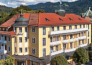 Hotel Vier Jahreszeiten vor malerischer Bergkulisse.