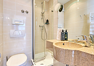 Modernes Badezimmer im Hotel Vier Jahreszeiten.