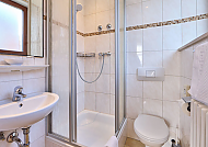 Helles, modernes Badezimmer im Hotel Vier Jahreszeiten, Einzelzimmer.