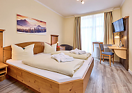 Gemütliches Doppelzimmer im Hotel Vier Jahreszeiten.