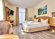 Helles, gemütliches Doppelzimmer im Hotel Vier Jahreszeiten.