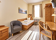 Gemütliches Einzelzimmer im Hotel Vier Jahreszeiten.