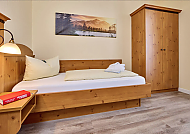 Einzelzimmer im Hotel Vier Jahreszeiten, gemütlich und einladend.