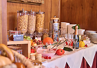 Einladendes Frühstücksbuffet im Hotel Vier Jahreszeiten.