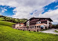 Hotel Victoriya Aussenansicht, Hotel Victoriya vor malerischer Bergkulisse., Hotel Victoriya vor malerischer Bergkulisse und grünen Wiesen.