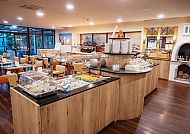 Hotel Victoriya Frühstücksbereich, Hotel Victoriya Frühstücksbereich mit reichhaltigem Buffet., Hotel Victoriya Frühstücksbereich mit Buffet und Sitzgelegenheiten.