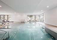 Hotel Victoriya Innenpool, Moderner Innenpool im Hotel Victoriya mit Liegestühlen., Moderner Innenpool im Hotel Victoriya mit Liegestühlen.