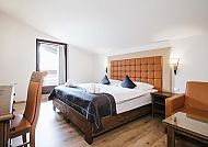 Hotel Victoriya Zimmerbeispiel, Modernes Hotelzimmer im Hotel Victoriya mit gemütlichem Doppelbett., Modernes, gemütliches Zimmer im Hotel Victoriya.