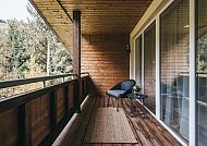 Hotel Victoriya Zimmerbeispiel Balkon, Moderner Balkon im Hotel Victoriya mit Blick ins Grüne., Gemütlicher Balkon im Hotel Victoriya mit Ausblick auf Natur.